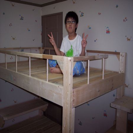구조목으로 만든 아들 2층 침대