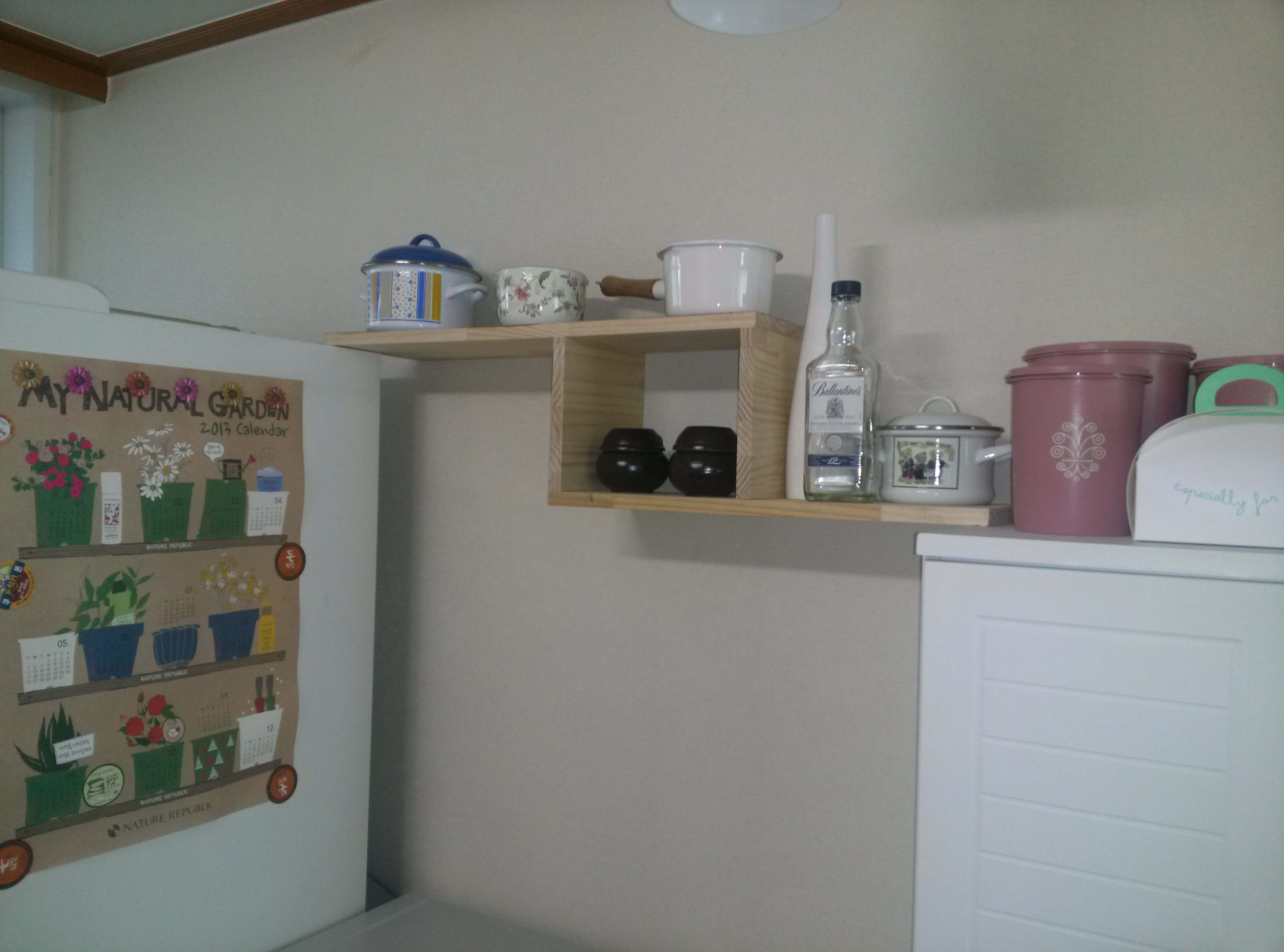 주변 사물의 높낮이를 이용한 선반