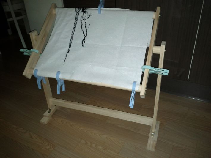 집성목 각재와 목봉으로 만든 십자수틀