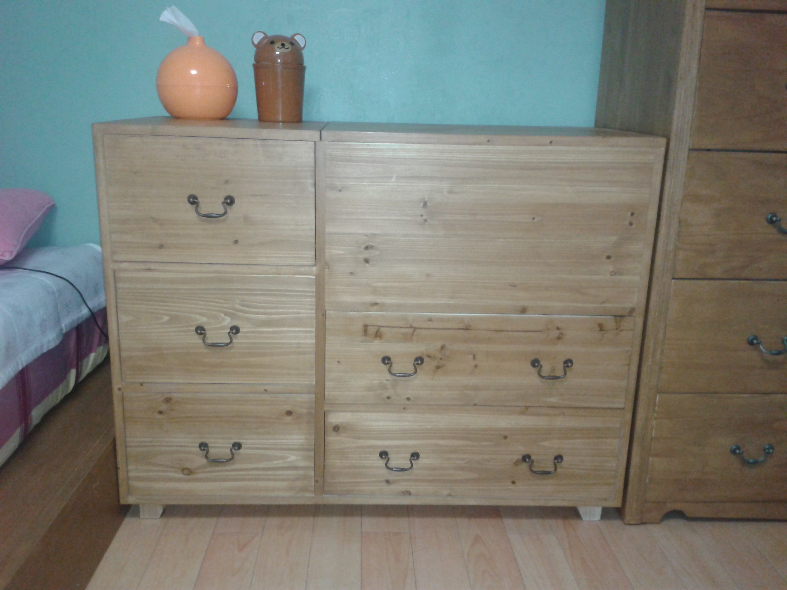 삼나무로 만든 화장대(서랍장 겸용)