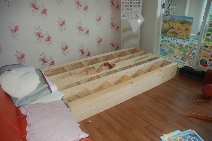 원목으로 만든 책장