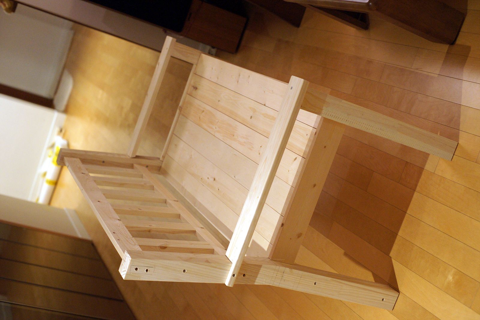 등받이가 경사진 벤치 의자 만들기 