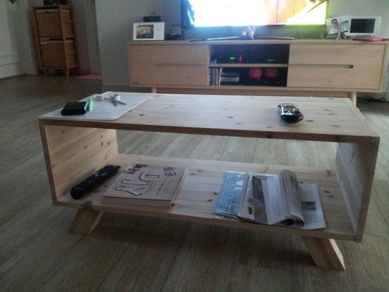 집성목으로 만든 거실 테이블