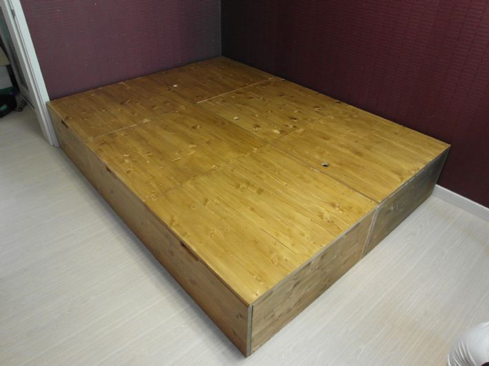 붙박이장을 깔고 잡니다.. 수납형 침대