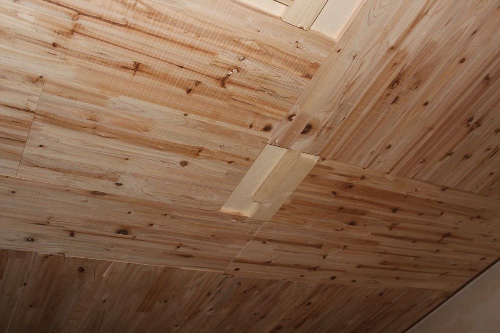 삼나무 판재로 꾸민 천정 일부