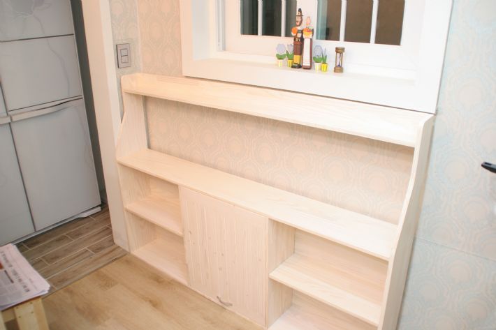 부엌 자투리 공간을 활용한 수납장