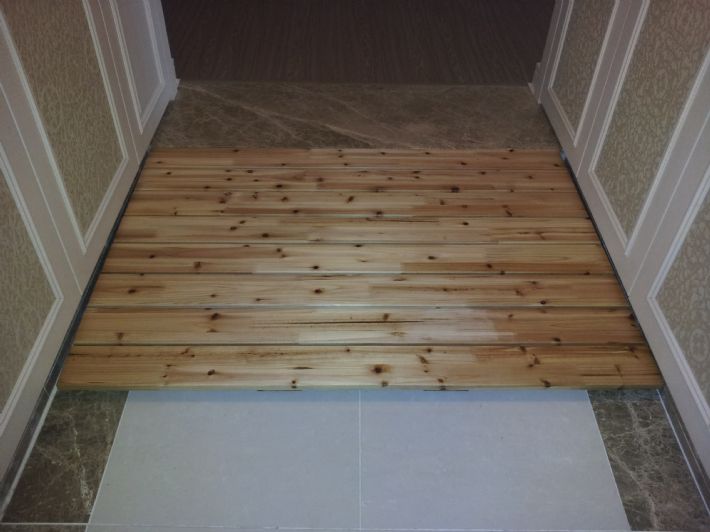 삼나무로 만든 현관 발판