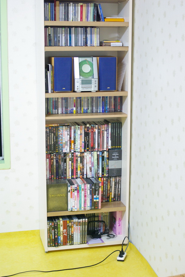 책장칸 추가하여 DVD장으로 변신