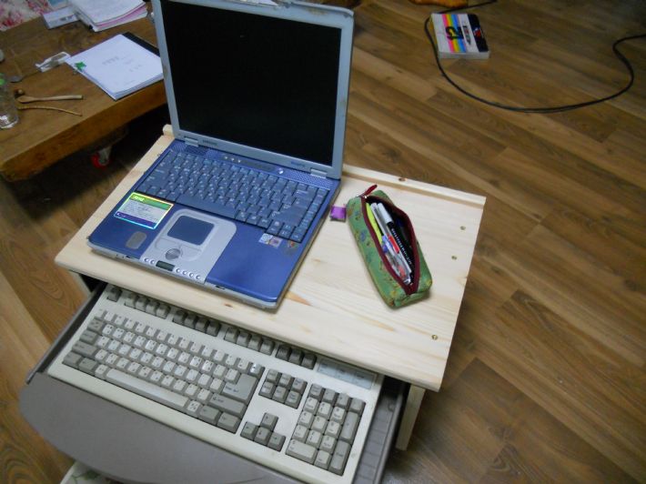 자투리로 만든 좌식 컴퓨터 테이블