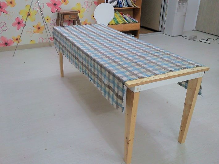 구조목과 각목으로 만든 테이블