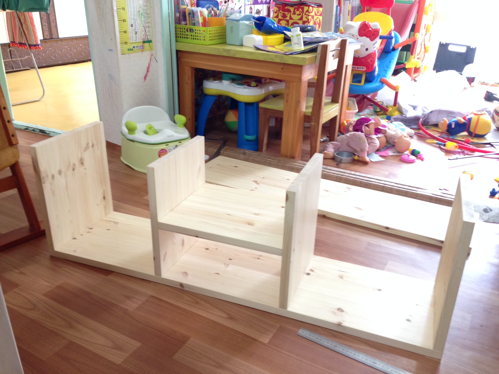 레드파인으로 만든 거실장