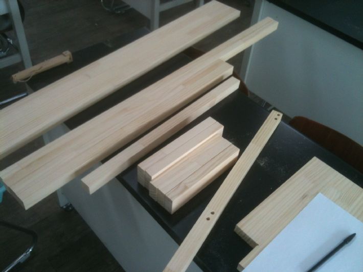 집성목으로 만든 아일랜드 식탁 의자