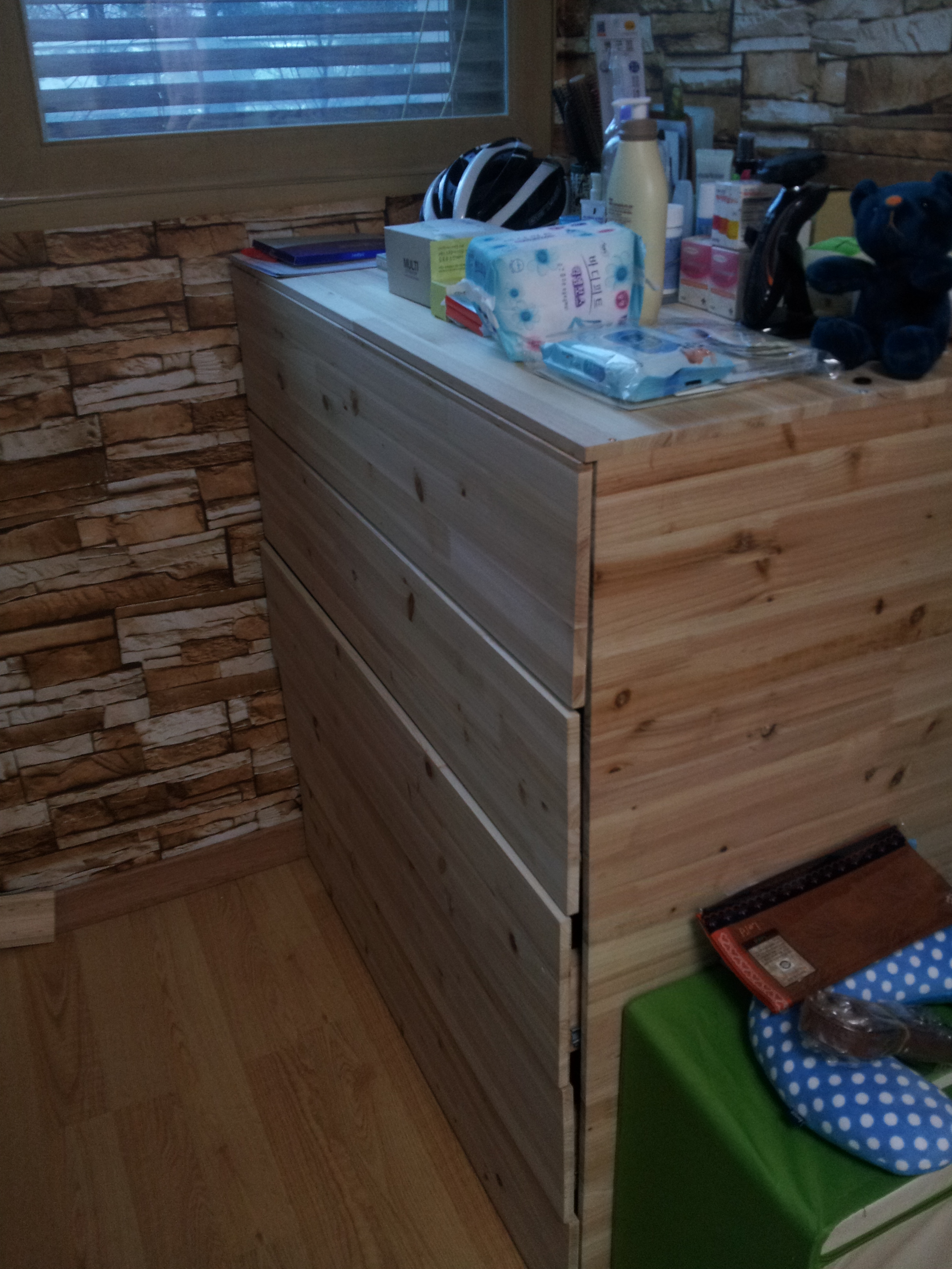 올해 1월 17일에 태어난 딸을 위해 만든 서랍장입니다.