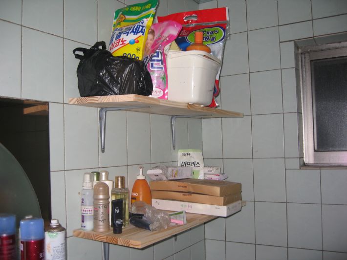 집성목으로 만든 욕실선반