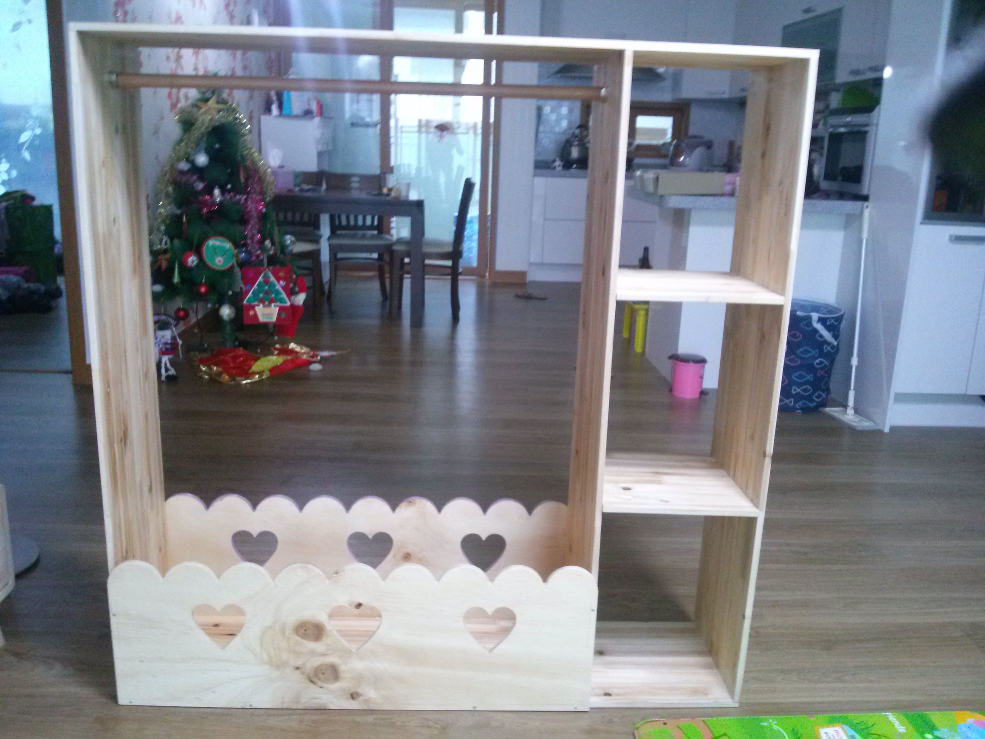 집성목(삼나무)으로 만든 아이 방 행거