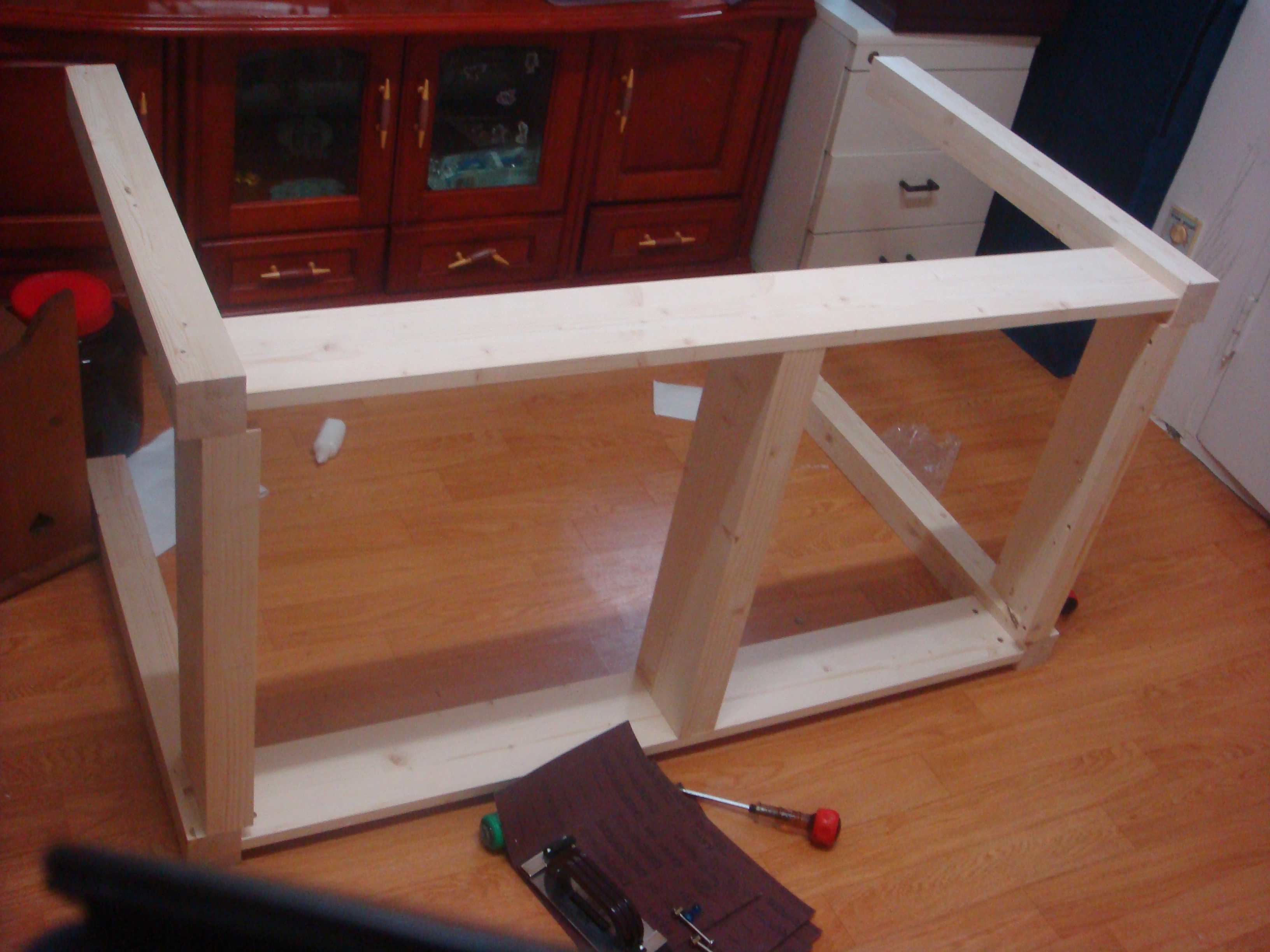 집성목으로 만든 식탁