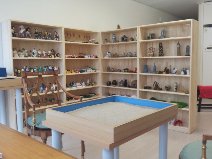 집성목으로 만든 소품장