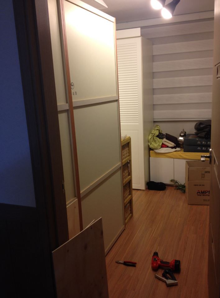 옷장 뒷면을 이용한 가벽효과