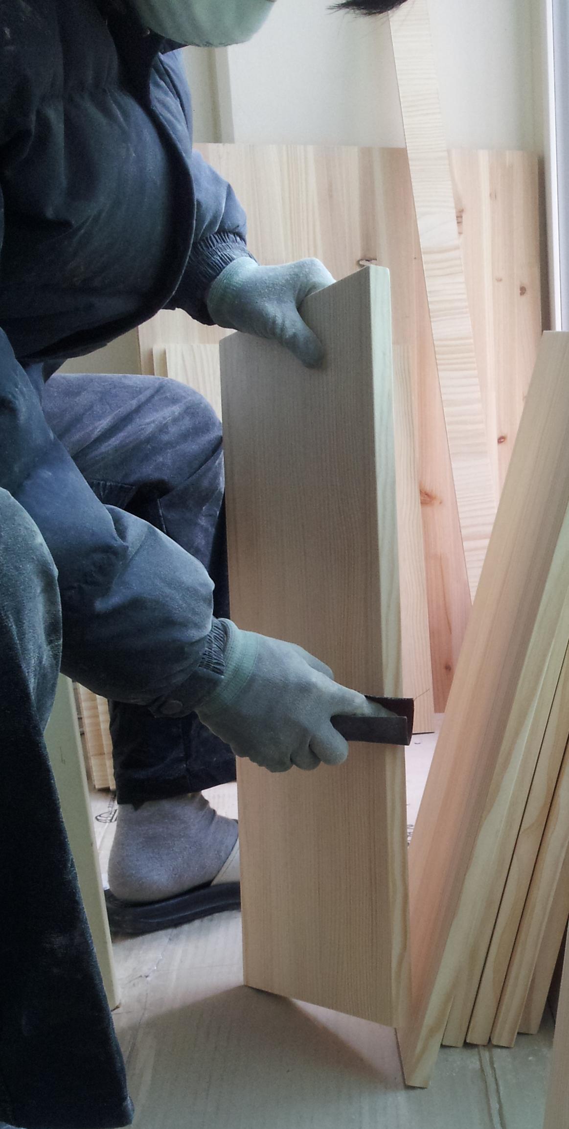 집성목으로 만든 책장