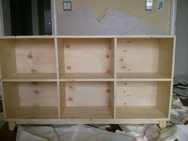 집성목으로 만든 책꽂이