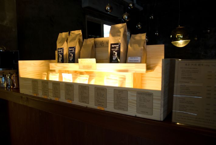 집성목으로 만든 원두 판매대