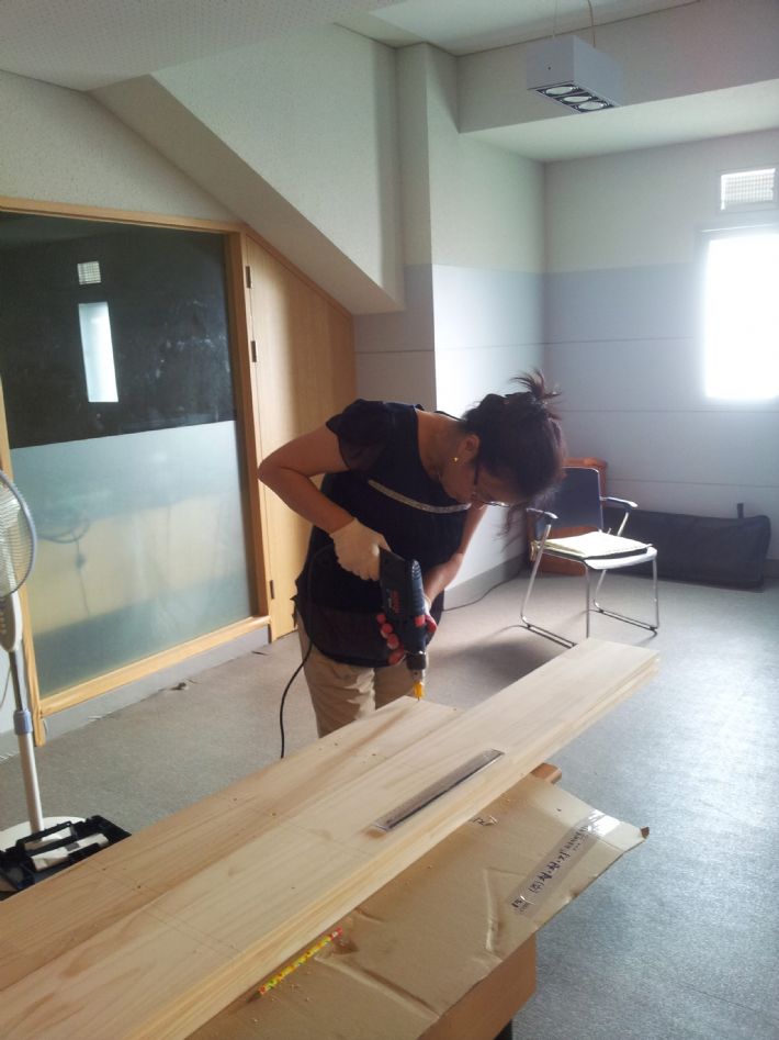 집성목으로 만든 책장