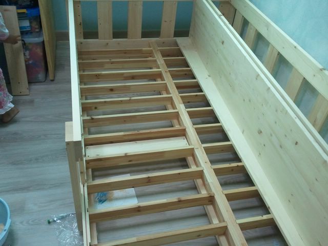 집성목으로 만든 어린이 침대