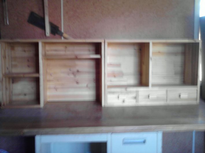 집성목으로 만든 책꽂이