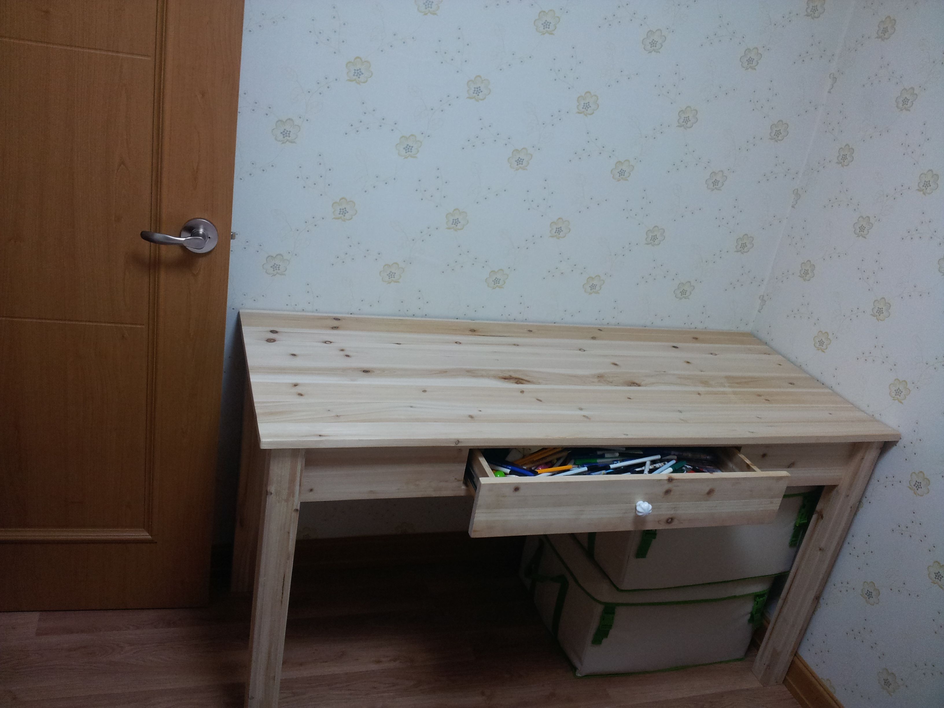 원목 건강 책상 및 주방 선반 