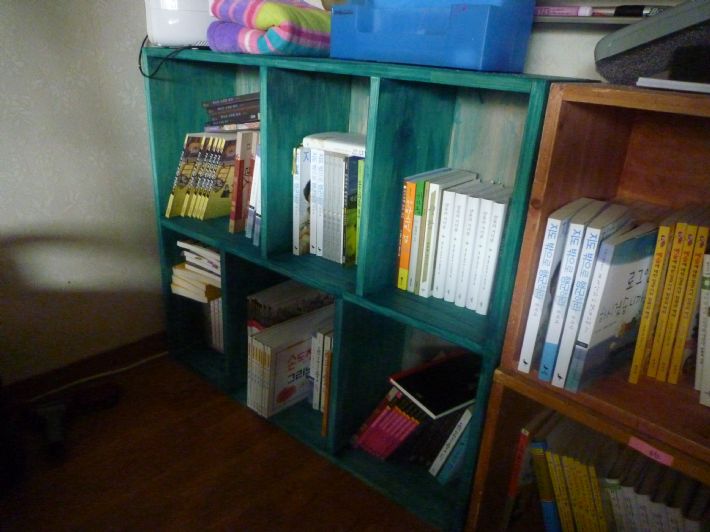 테이블과 책꽂이