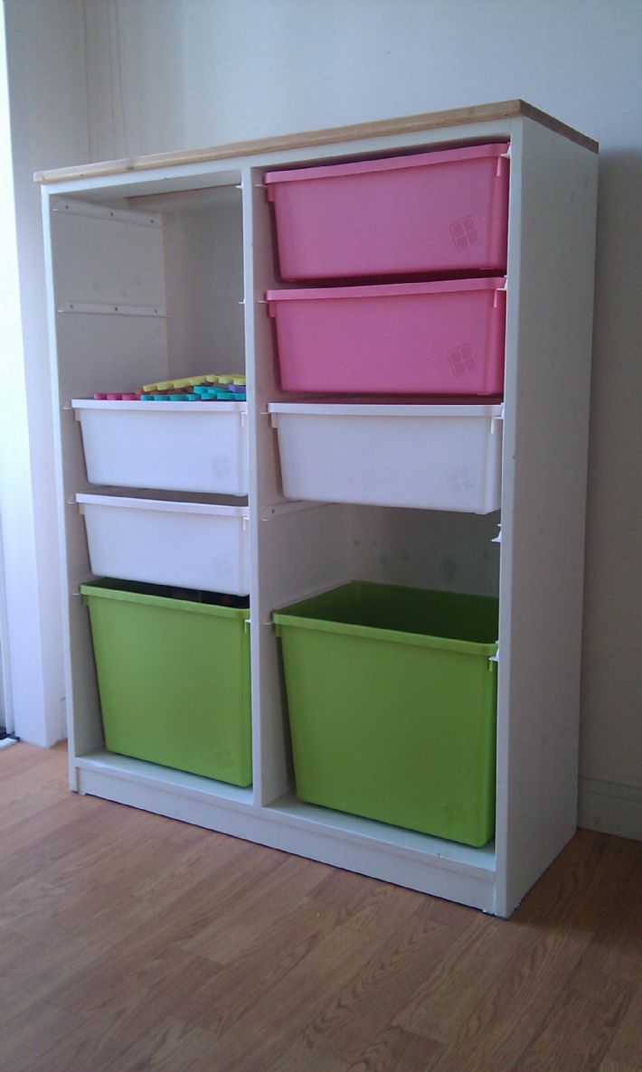 스프러스로 만든 아이 장난감 수납장