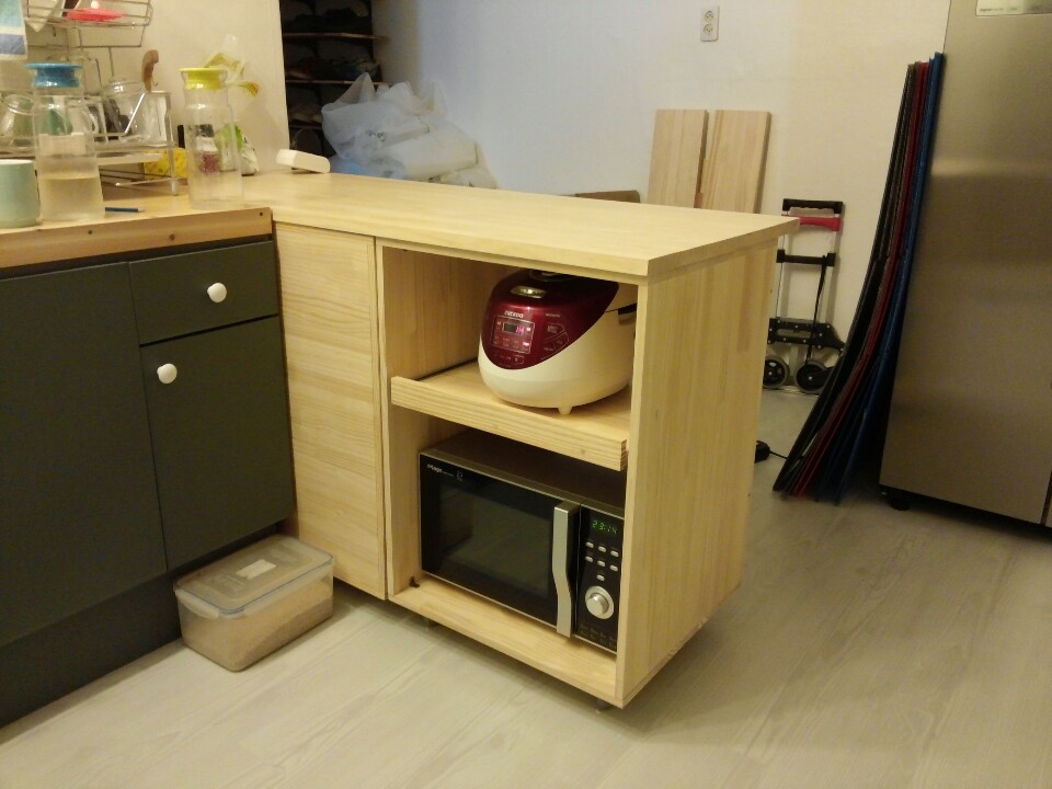 아일랜드 식탁과 냉장고 틈새 수납장