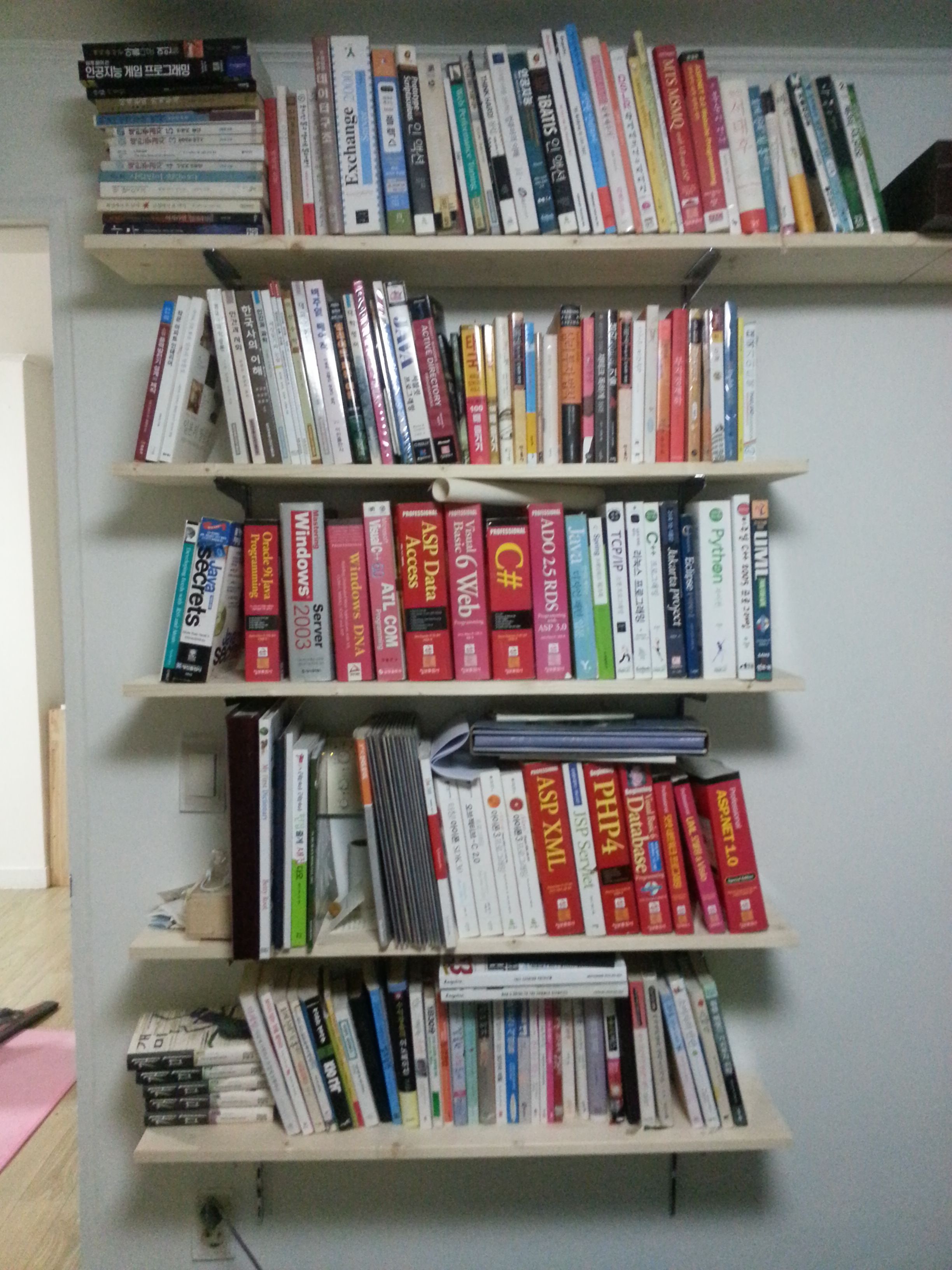 스프러스 목재를 이용한 찬넬 선반.