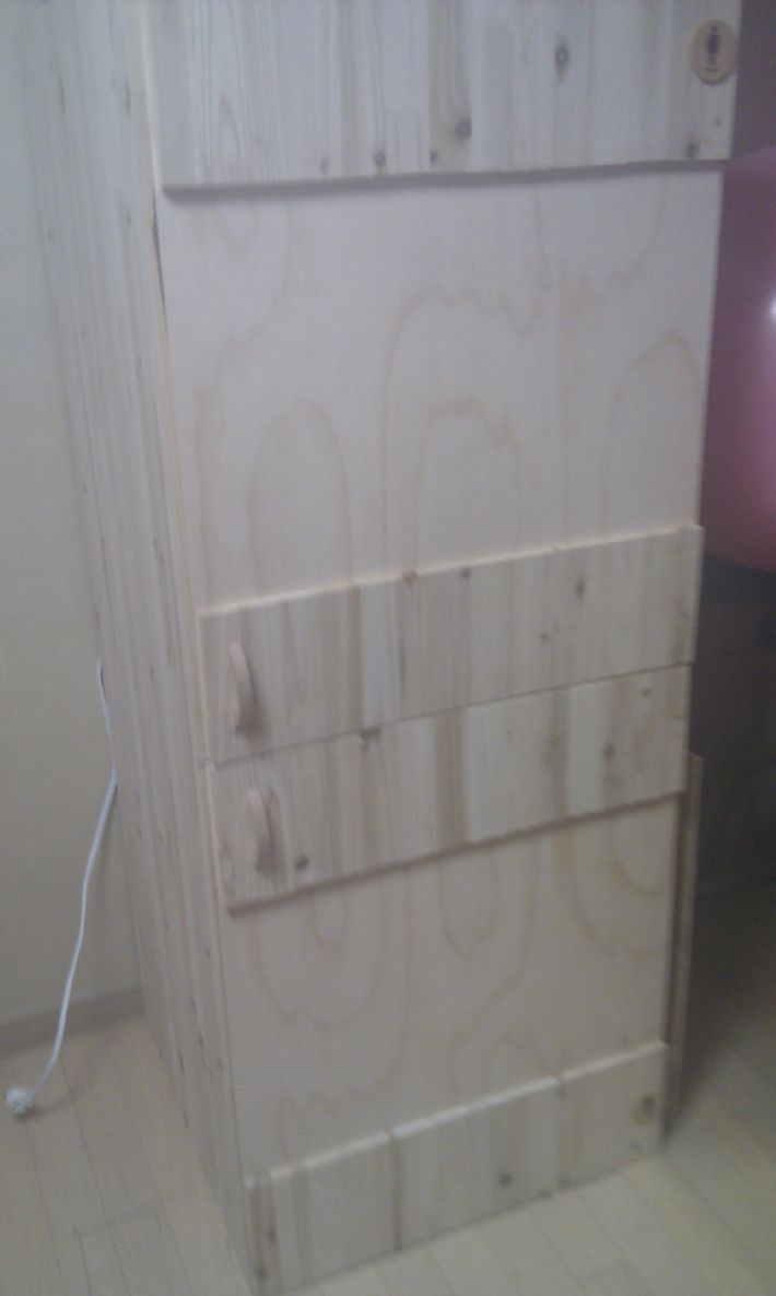 삼나무 집성목으로 만든 미니 옷장