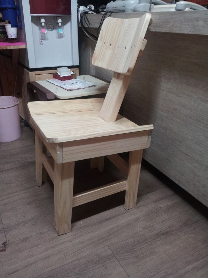 집성목으로만든의자