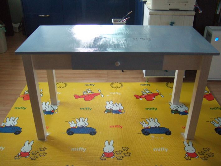 식탁 겸 책상으로 요긴하게 쓰고 있어요