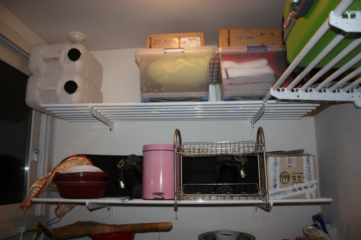 반달 다용도 선반으로 만든 선반대