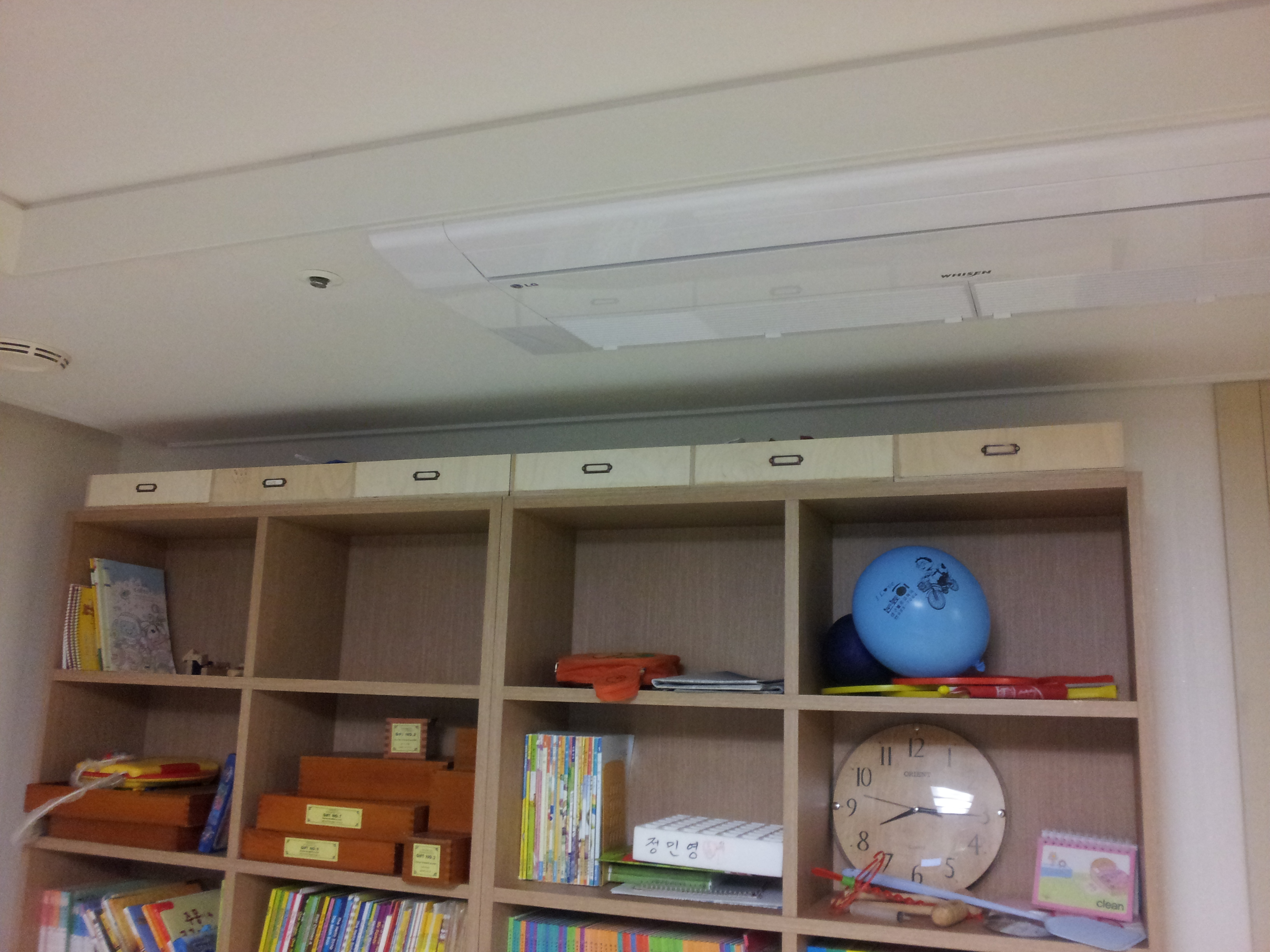 거실 책꽂이 위 보관함