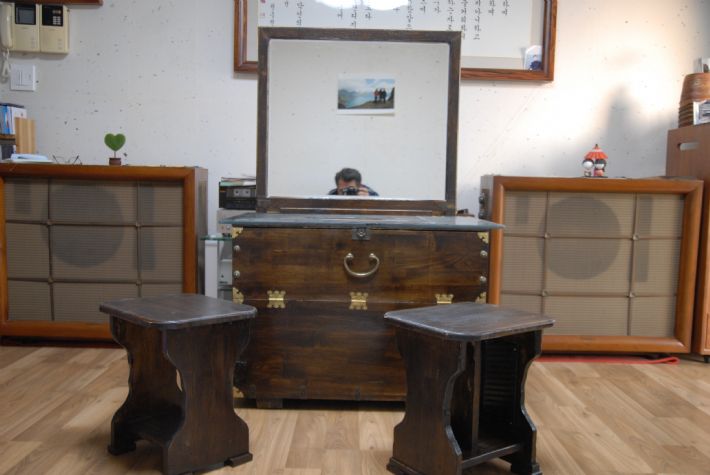 에쉬로 만든 반닫이와 의자 2개