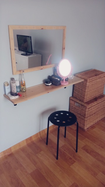 삼나무로 만든 화장대