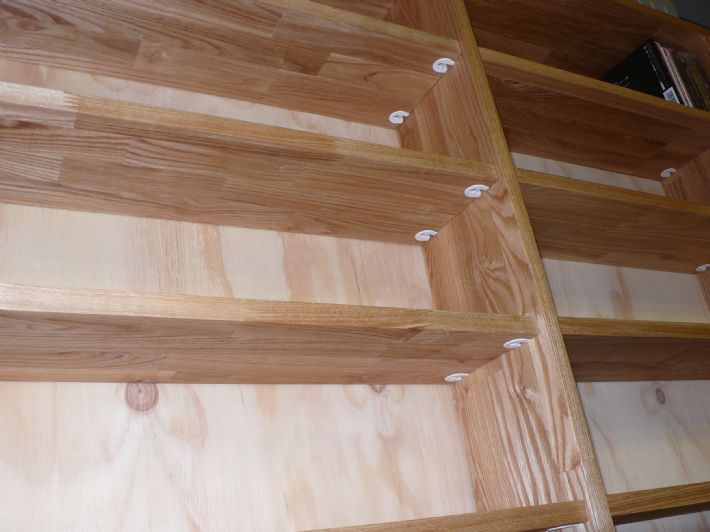 집성목으로 만든 CD장