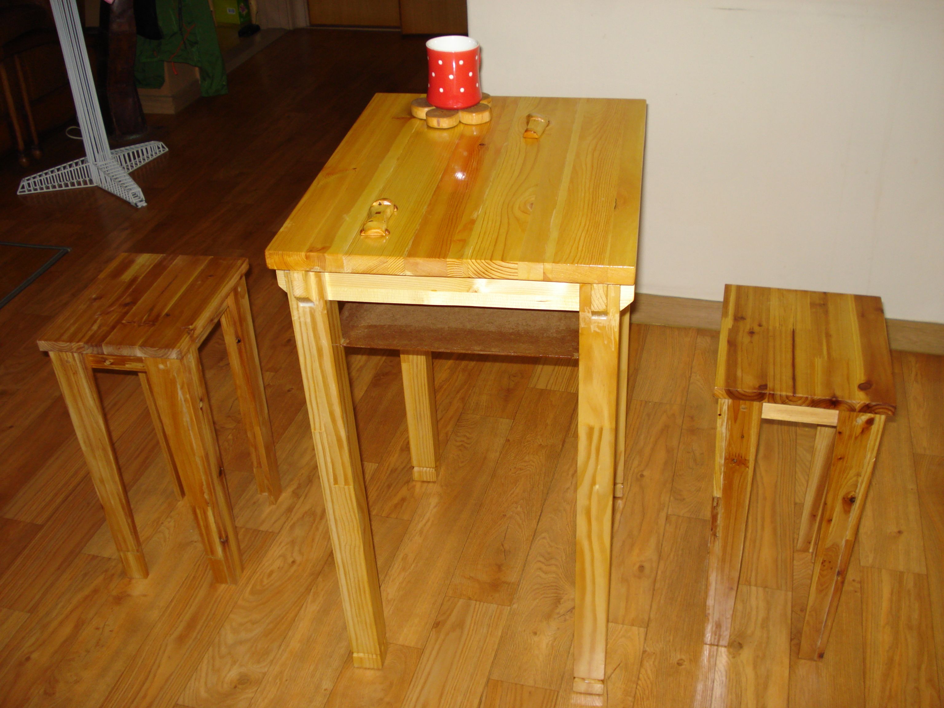 소나무조각목재로 만든 탁자