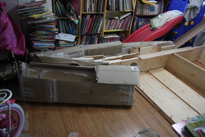 집성목으로 만든 책장