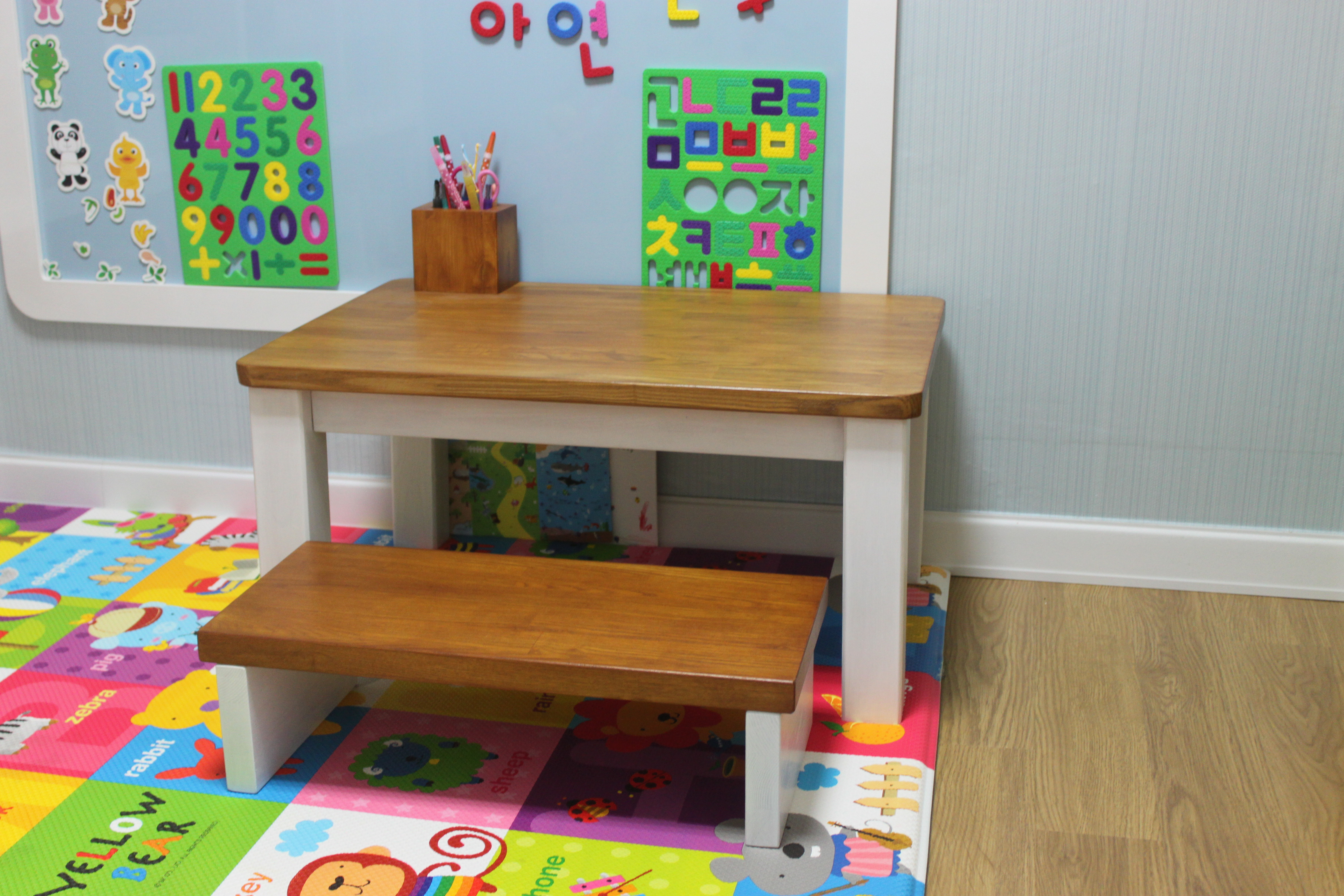 집성목으로 만든 유아용 의자