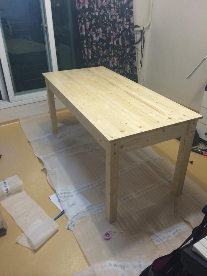 스프러스 나무 책상