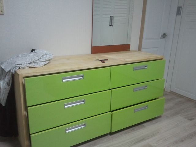 집성목으로 만든 서랍장 케이스