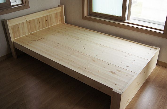 집성목으로 만든 침대, 삼나무 책상