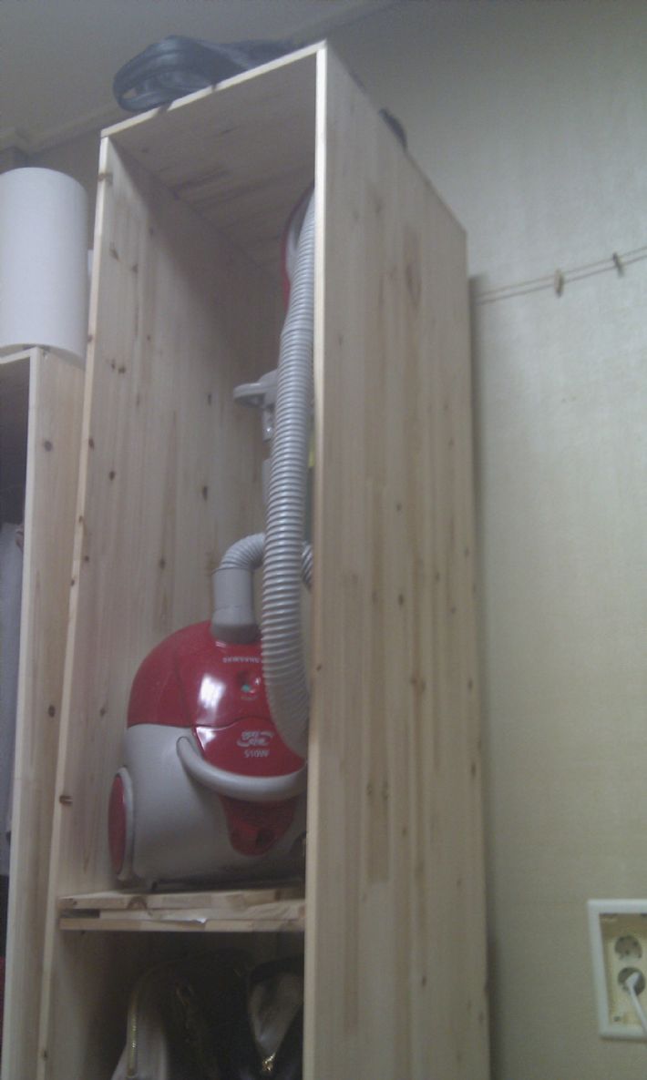 삼나무 집성목으로 만든 수납장