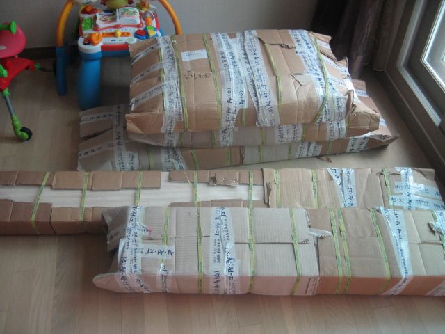 집성목으로 만든 침대