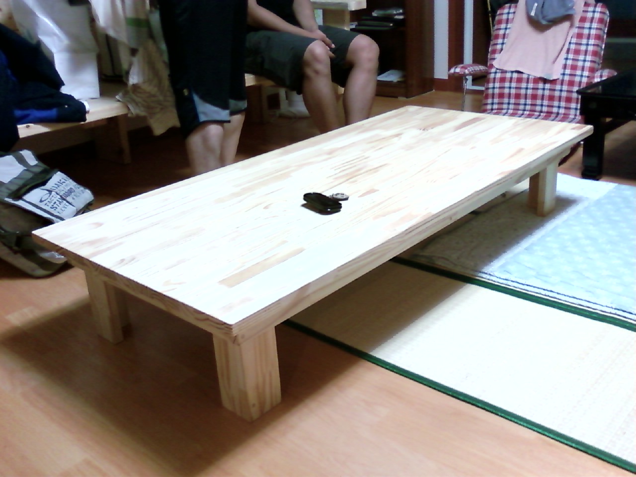 소나무 집성목으로 만든 거실 테이블